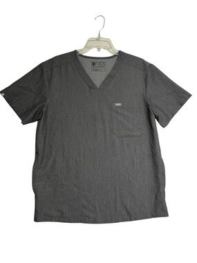 FIGS Technical Collection Men's Chisec 3-Pocket Scrub Top Graphite Gray M